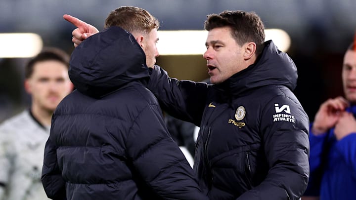 Mauricio Pochettino chatting to Chelsea's top goalscorer Cole Palmer