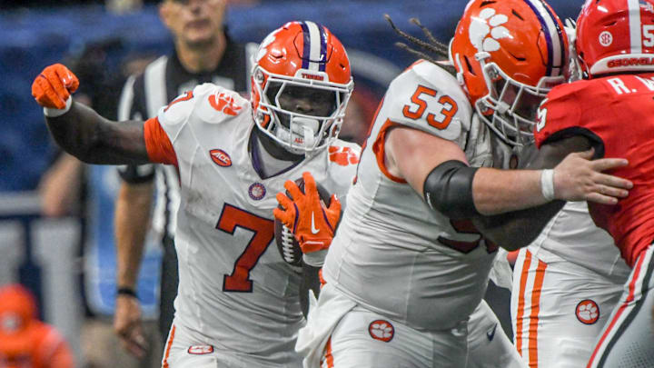 Aug 31, 2024; Atlanta, Georgia, USA; Clemson Tigers running back Phil Mafah (7) runs behind offensive lineman Ryan Linthicum (53) against the Georgia Bulldogs during the third quarter of the 2024 Aflac Kickoff Game at Mercedes-Benz Stadium. Aug 31, 2024; Atlanta, Georgia, USA; Clemson Tigers running back Phil Mafah (7) runs behind offensive lineman Ryan Linthicum (53) against the Georgia Bulldogs during the third quarter of the 2024 Aflac Kickoff Game at Mercedes-Benz Stadium.