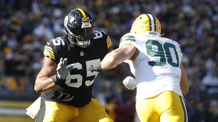 Nov 12, 2023; Pittsburgh, Pennsylvania, USA; Pittsburgh Steelers offensive tackle Dan Moore Jr. (65) blocks at the line of scrimmage against Green Bay Packers linebacker Lukas Van Ness (90) during the second quarter at Acrisure Stadium. Mandatory Credit: Charles LeClaire-Imagn Images Nov 12, 2023; Pittsburgh, Pennsylvania, USA; Pittsburgh Steelers offensive tackle Dan Moore Jr. (65) blocks at the line of scrimmage against Green Bay Packers linebacker Lukas Van Ness (90) during the second quarter at Acrisure Stadium. Mandatory Credit: Charles LeClaire-Imagn Images