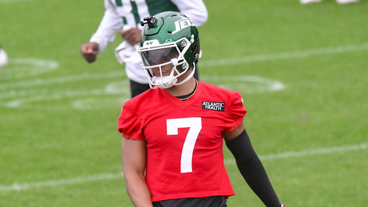 Jun 10, 2025; East Rutherford, NJ, USA; New York Jets quarterback Justin Fields (7) warms up during minicamp at Atlantic Health Jets Training Center. Mandatory Credit: John Jones-Imagn Images