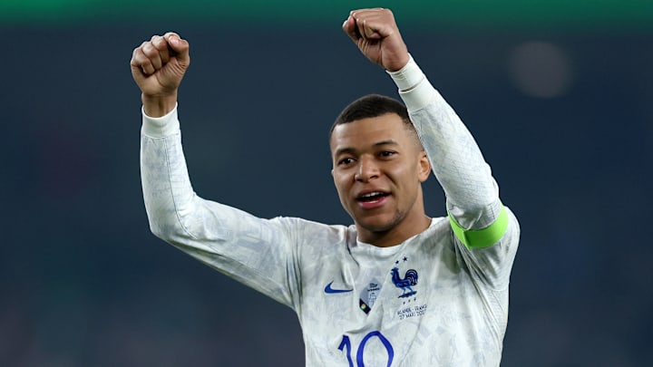 Kylian Mbappé, les poings serrés après la victoire face à l'Irlande.