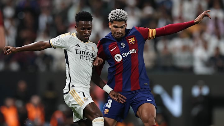 Vinicius Jr. im Zweikampf mit Ronald Araujo