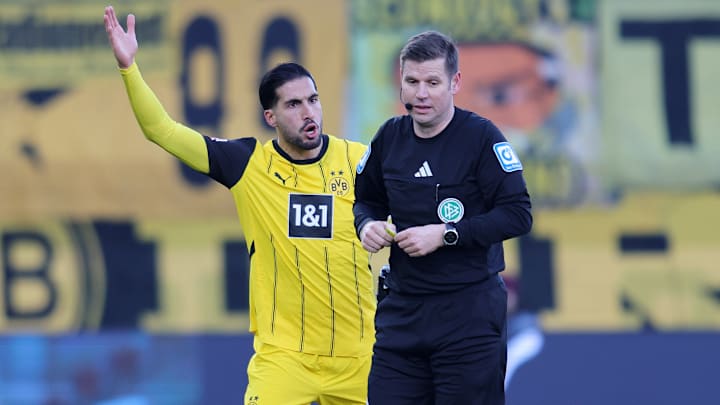 Emre Can (l.) und Schiedsrichter Frank Willenborg (r.)
