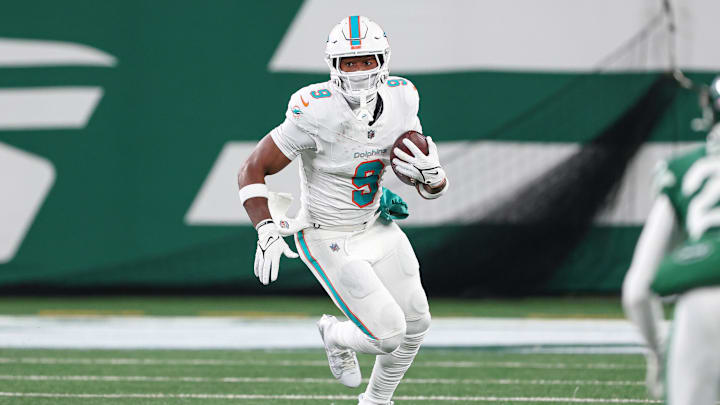 Jan 5, 2025; East Rutherford, New Jersey, USA; Miami Dolphins tight end Jonnu Smith (9) gains yards after catch during the first half against the New York Jets at MetLife Stadium. Mandatory Credit: Vincent Carchietta-Imagn Images Jan 5, 2025; East Rutherford, New Jersey, USA; Miami Dolphins tight end Jonnu Smith (9) gains yards after catch during the first half against the New York Jets at MetLife Stadium. Mandatory Credit: Vincent Carchietta-Imagn Images