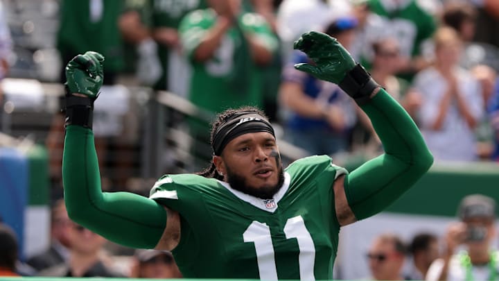 Sep 14, 2025; East Rutherford, New Jersey, USA; New York Jets linebacker Jermaine Johnson (11) takes the field before the game against the Buffalo Bills at MetLife Stadium. Mandatory Credit: Vincent Carchietta-Imagn Images Sep 14, 2025; East Rutherford, New Jersey, USA; New York Jets linebacker Jermaine Johnson (11) takes the field before the game against the Buffalo Bills at MetLife Stadium. Mandatory Credit: Vincent Carchietta-Imagn Images