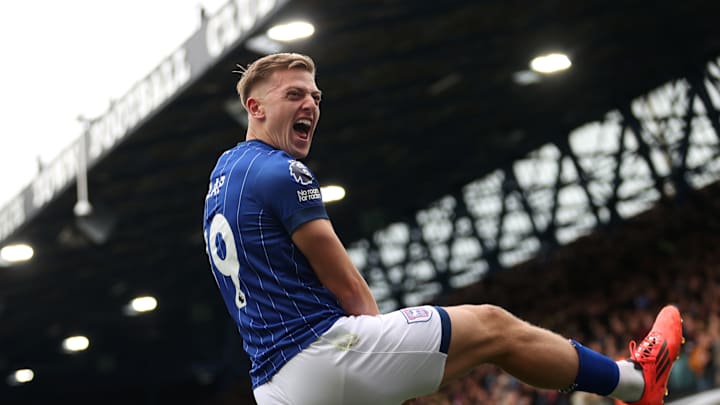 Tottenham Hotspur are now leading the race to sign a young English striker, competing against Arsenal and Manchester United.
