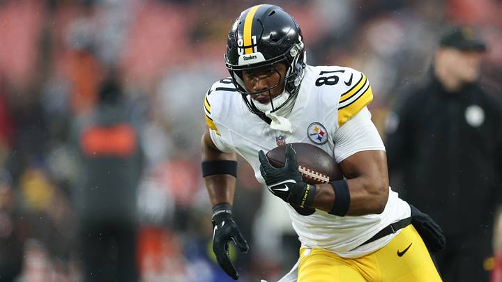 Dec 28, 2025; Cleveland, Ohio, USA; Pittsburgh Steelers tight end Jonnu Smith (81) warms up before the game against the Cleveland Browns at Huntington Bank Field. Mandatory Credit: Scott Galvin-Imagn Images Dec 28, 2025; Cleveland, Ohio, USA; Pittsburgh Steelers tight end Jonnu Smith (81) warms up before the game against the Cleveland Browns at Huntington Bank Field. Mandatory Credit: Scott Galvin-Imagn Images