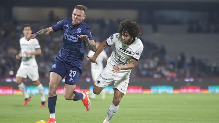 Carlos Rotondi  of Cruz Azul and César Huerta  of Pumas...