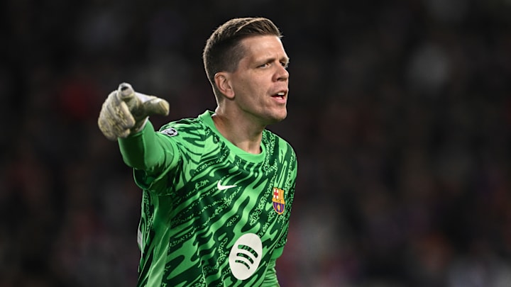 Wojciech Szczesny est devenu le titulaire dans le but du FC Barcelone. Wojciech Szczesny est devenu le titulaire dans le but du FC Barcelone.