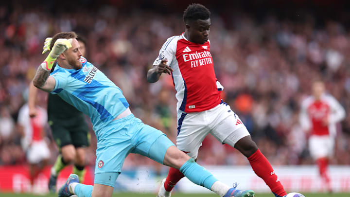 Mark Flekken mit vollem Einsatz gegen Bukayo Saka. Mark Flekken mit vollem Einsatz gegen Bukayo Saka.