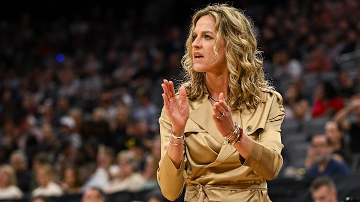 Oklahoma coach Jennie Baranczyk offers encouragement during the Sooners’ contest with South Carolina in the Sweet 16.