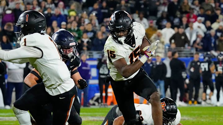 December 1, 2023; Tempe, Ariz.; USA; Desert Edge Deshawn Warner (15) breaks toward the endzone
