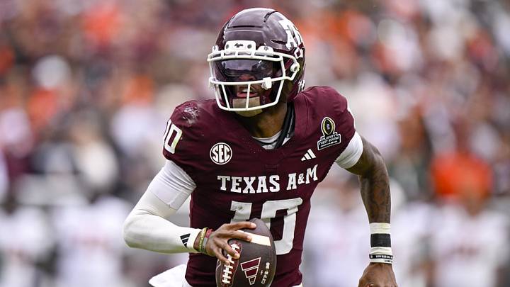 Texas A&M Aggies quarterback Marcel Reed (10) runs with the ball during the game between the Aggies and the Hurricanes at Kyle Field. 