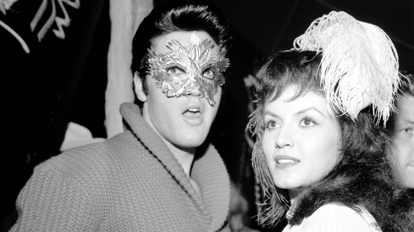 7 Things That Made Halloween Different Before Smartphones