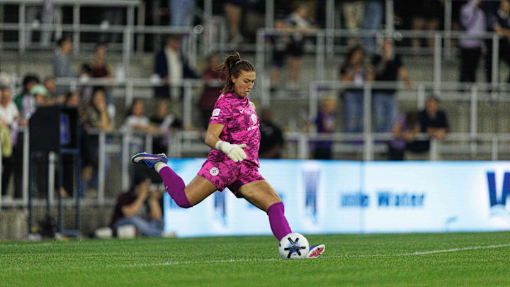 ผู้รักษาประตูเรซิ่ง หลุยส์วิลล์ เอฟซี จอร์ดิน บลูมเมอร์ เตะประตูเป้า