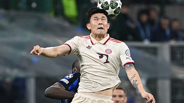 Min-jae Kim beim Kopfball