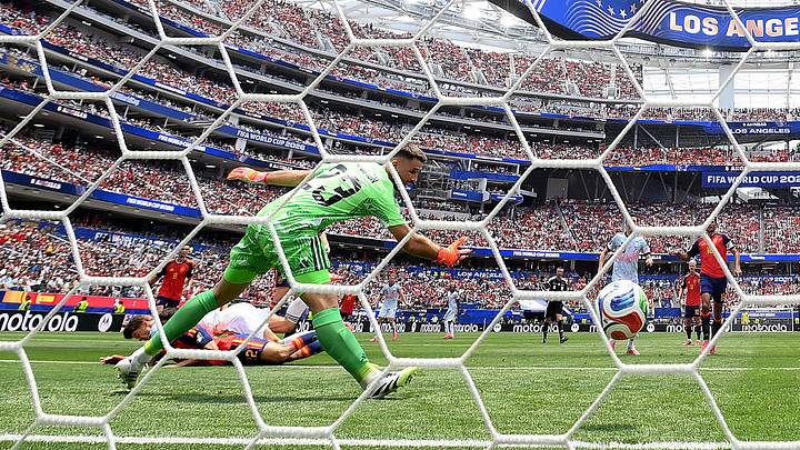 Con el gol de Charles de Ketelaere para el empate de Bélgica, Unai Simón perdió la racha imbatible. Con el gol de Charles de Ketelaere para el empate de Bélgica, Unai Simón perdió la racha imbatible.