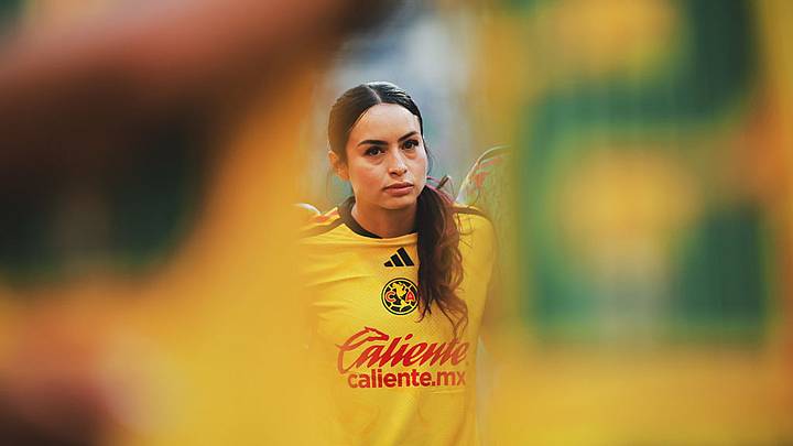 Scarlett Camberos hizo historia al ser la primera futbolista mexicana en ser nominada al Balón de Oro Femenino Scarlett Camberos hizo historia al ser la primera futbolista mexicana en ser nominada al Balón de Oro Femenino