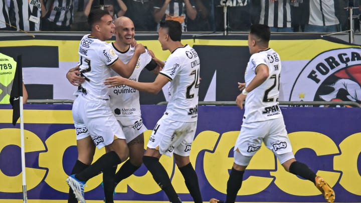 Fábio Santos foi um dos destaques da rodada e principal nome na vitória do Corinthians