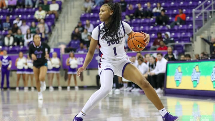 Taylor Bigby handles the ball against Florida Atlantic. Taylor Bigby handles the ball against Florida Atlantic.