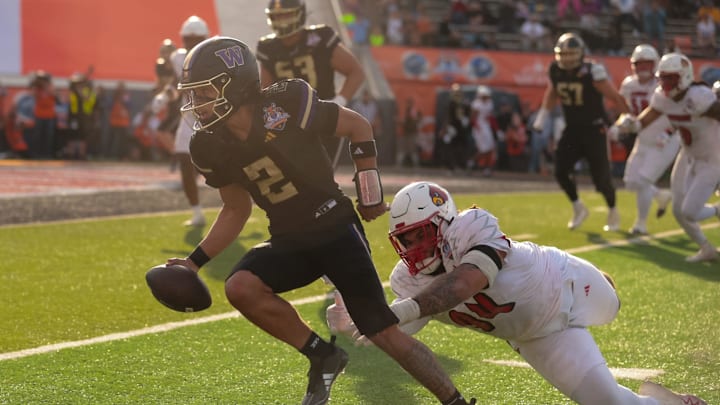 Washington’s Demond Williams Jr. (2) runs the ball during the 91st Tony the Tiger Sun Bowl game against Louisville on Tuesday, Dec. 31, 2024 at the Sun Bowl Stadium in El Paso, Texas.