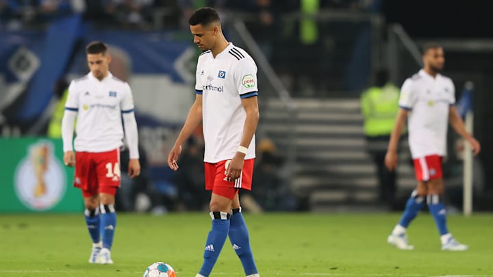 Robert Glatzel (mitte) und seine Hamburger Kollegen sind aus dem DFB-Pokal geflogen