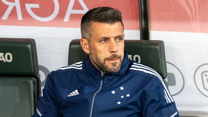 Time do técnico Paulo Pezzolano levou 1 a 0 em jogo da 17ª rodada da Série B