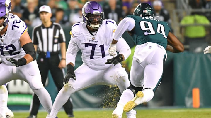 Vikings tackle Christian Darrisaw prepares to block Josh Sweat in a game against the Eagles. 