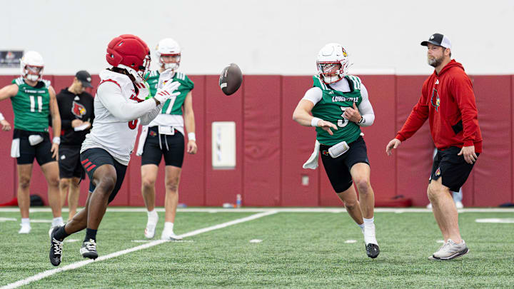Lincoln Kienholz (3) tosses a lateral during drills at University of Louisville football practice on March 27, 2026.