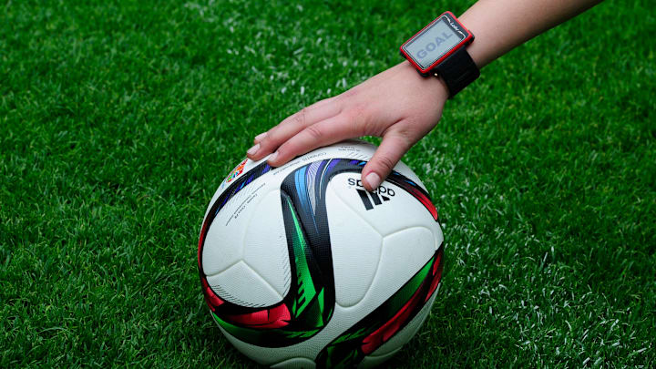 La tecnología de ojo de halcón se usa para seguir la trayectoria de la pelota en un determinado juego 