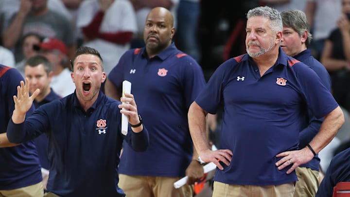 Steven Pearl reacts to a play in 2022 as his dad and head coach Bruce Pearl looks on.