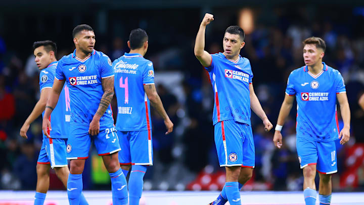 Jugadores de Cruz Azul celebran su pase a la Liguilla.