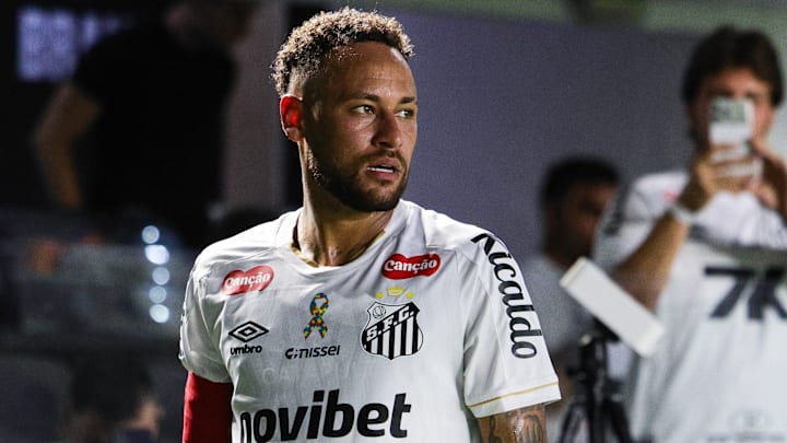 Neymar não viajará com o Santos para estreia da Sul-Americana após procedimento no joelho