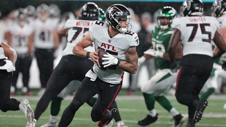 Aug 22, 2022; East Rutherford, New Jersey, USA; Atlanta Falcons quarterback Feleipe Franks (15) holds the ball during the second half against the New York Jets at MetLife Stadium. Mandatory Credit: Vincent Carchietta-Imagn Images