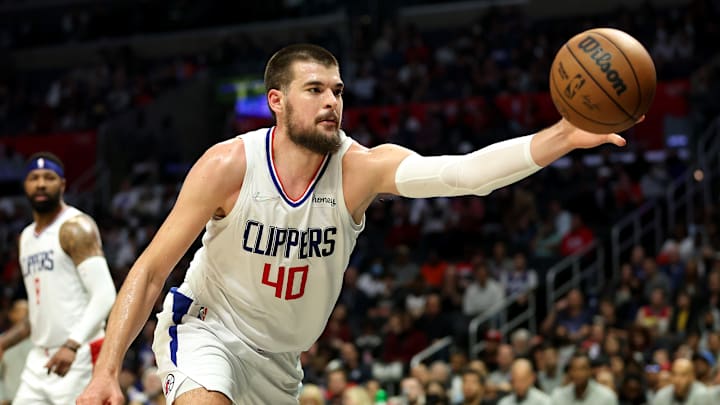 Ivica Zubac seguirá en los Clippers de Los Angeles