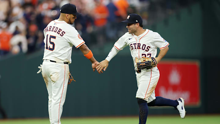 Altuve recibió el apoyo de sus compañeros en su primer juego como jardinero 