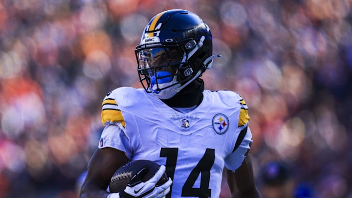 Dec 1, 2024; Cincinnati, Ohio, USA; Pittsburgh Steelers wide receiver George Pickens (14) runs the ball in for a touchdown against the Cincinnati Bengals in the first half at Paycor Stadium. Mandatory Credit: Katie Stratman-Imagn Images