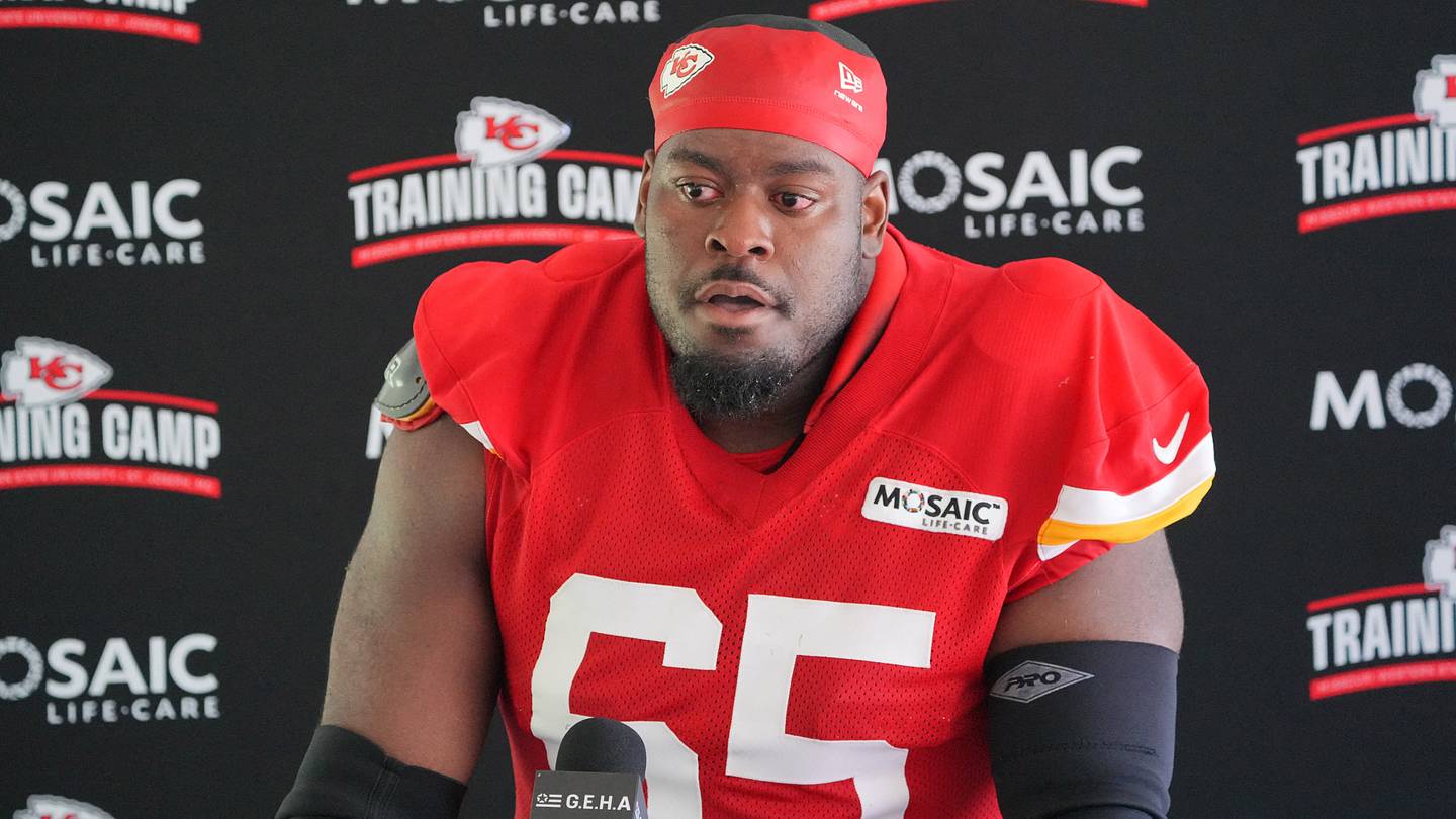 Andy Reid, Chiefs Remain Cautious About Trey Smith’s Hip Injury