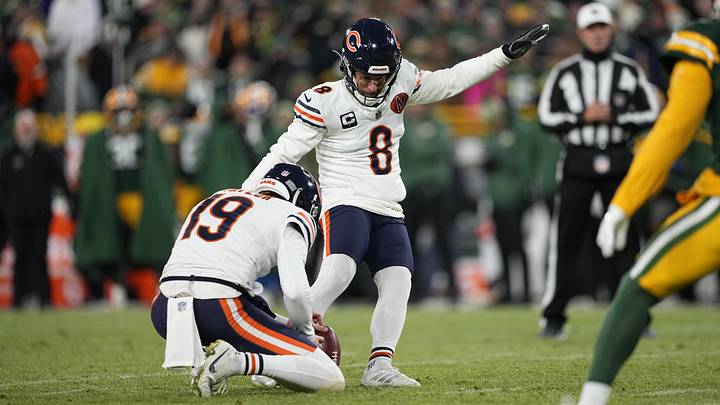 Dec 7, 2025; Green Bay, Wisconsin, USA; Chicago Bears kicker Cairo Santos (8) kicks a field goal in the second quarter against the Green Bay Packers at Lambeau Field. Mandatory Credit: Jeff Hanisch-Imagn Images Dec 7, 2025; Green Bay, Wisconsin, USA; Chicago Bears kicker Cairo Santos (8) kicks a field goal in the second quarter against the Green Bay Packers at Lambeau Field. Mandatory Credit: Jeff Hanisch-Imagn Images