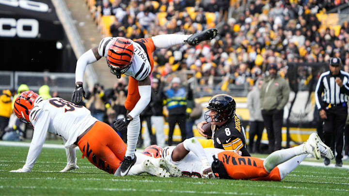 The Bengals defense knocks down Aaron Rodgers in the first half and he had to leave the game with a reported wrist fracture.