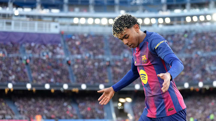 Lamine Yamal est titulaire face à l'Atlético de Madrid. Lamine Yamal est titulaire face à l'Atlético de Madrid.