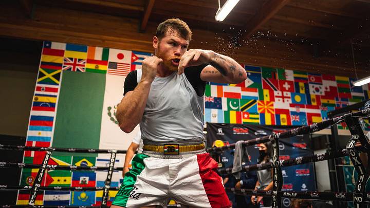 Canelo Álvarez entrena en España para su próxima pelea. 