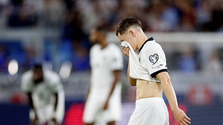 Alemania pone a temblar a sus aficionados al caer 2-0 frente a Eslovaquia en su debut clasificatorio para el Mundial de 2026. En la imagen, Florian Wirtz luce acongojado después del partido. Alemania pone a temblar a sus aficionados al caer 2-0 frente a Eslovaquia en su debut clasificatorio para el Mundial de 2026. En la imagen, Florian Wirtz luce acongojado después del partido.