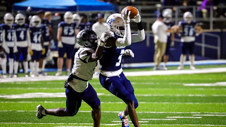 Airline WR Kenny Darby making a catch at the Division I Non-Select Regional playoff match against Southside in Bossier City, LA on November 17, 2023