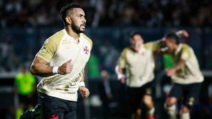 Dimitri Payet marcou dois gols em São Januário