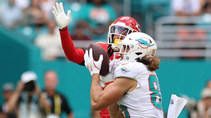 Miami Dolphins tight end Greg Dulcich (85) makes a catch against Kansas City Chiefs defensive back Jaden Hicks (21) during the third quarter at Hard Rock Stadium.