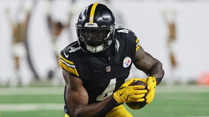 Pittsburgh Steelers wide receiver DK Metcalf (4) runs with the ball against the Cincinnati Bengals during the fourth quarter at Paycor Stadium. 