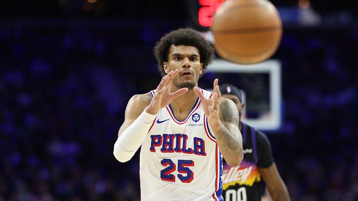 Philadelphia 76ers forward Dominick Barlow (25) catches a pass against the Phoenix Suns during the first quarter at Xfinity Mobile Arena on Jan 20, 2026.