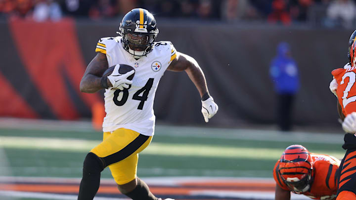 Dec 1, 2024; Cincinnati, Ohio, USA; Pittsburgh Steelers running back Cordarrelle Patterson (84) runs the ball during the first quarter against the Cincinnati Bengals at Paycor Stadium. Mandatory Credit: Joseph Maiorana-Imagn Images Dec 1, 2024; Cincinnati, Ohio, USA; Pittsburgh Steelers running back Cordarrelle Patterson (84) runs the ball during the first quarter against the Cincinnati Bengals at Paycor Stadium. Mandatory Credit: Joseph Maiorana-Imagn Images