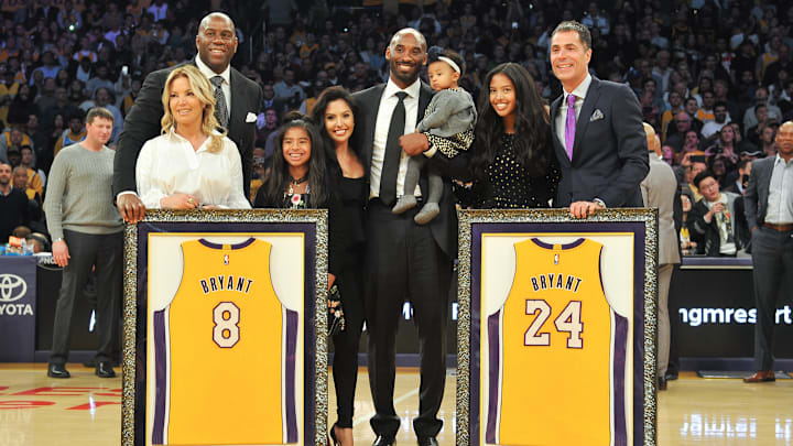 Kobe Bryant en la ceremonia de retiro de sus camisetas con Los Angeles Lakers 